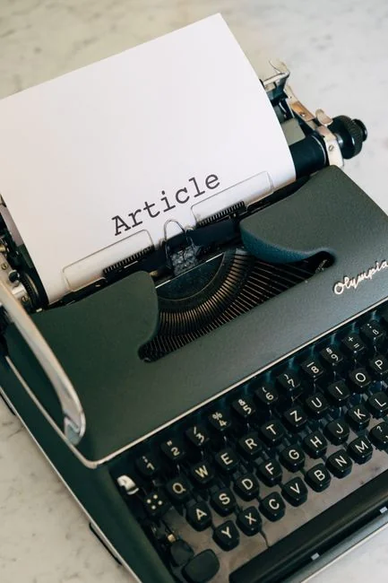 who-we-are Des blocs en bois formant SEO sur le clavier d’un ordinateur portable illustrent des notions de marketing numérique.